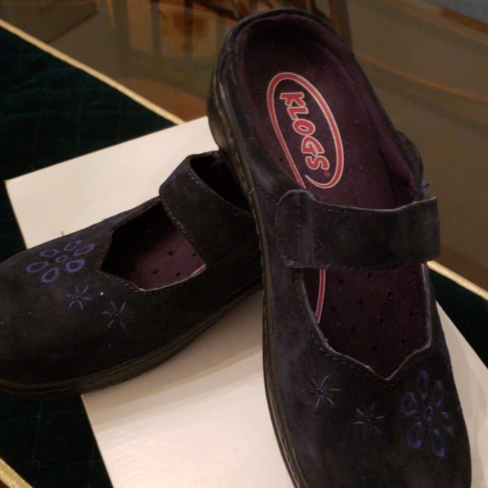 Clogs - Picture 3 of 4